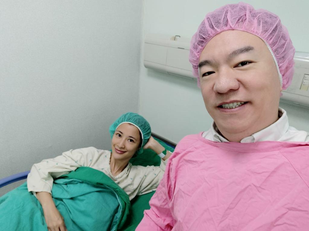 ▲李蒨蓉（左）進行拇指外翻手術，老公全程陪伴。（圖 / 艾迪昇傳播提供）