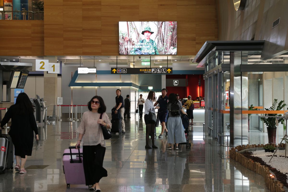 ▲為慶祝軍人節，臺北國際航空站與國防部合作，現正於國際線LED電視牆及國際線入境電子看板播放國軍形象短片，透過實際行動支持國軍。（圖／軍聞社提供）