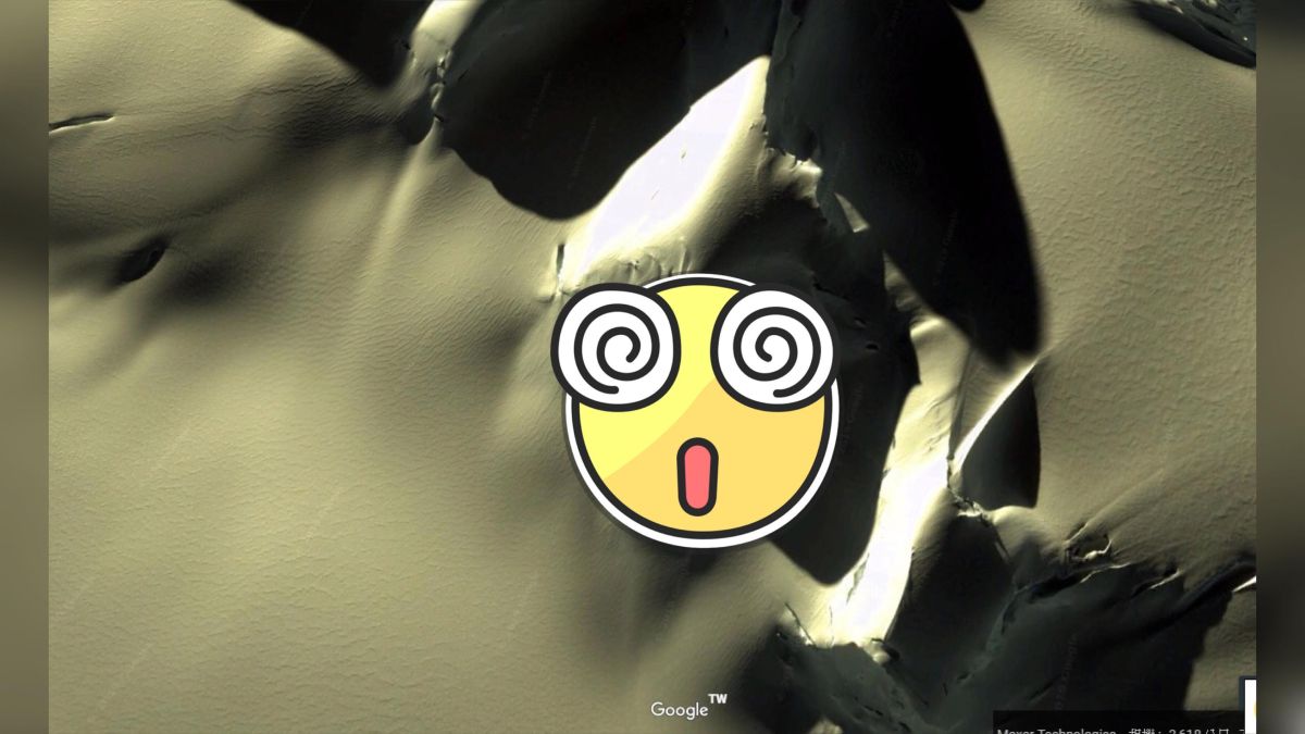 ▲一名國外網友發文指出，日前自己在 Google Earth 上看到南極有著一個巨大的外星人頭！（圖／翻攝 Google Earth）