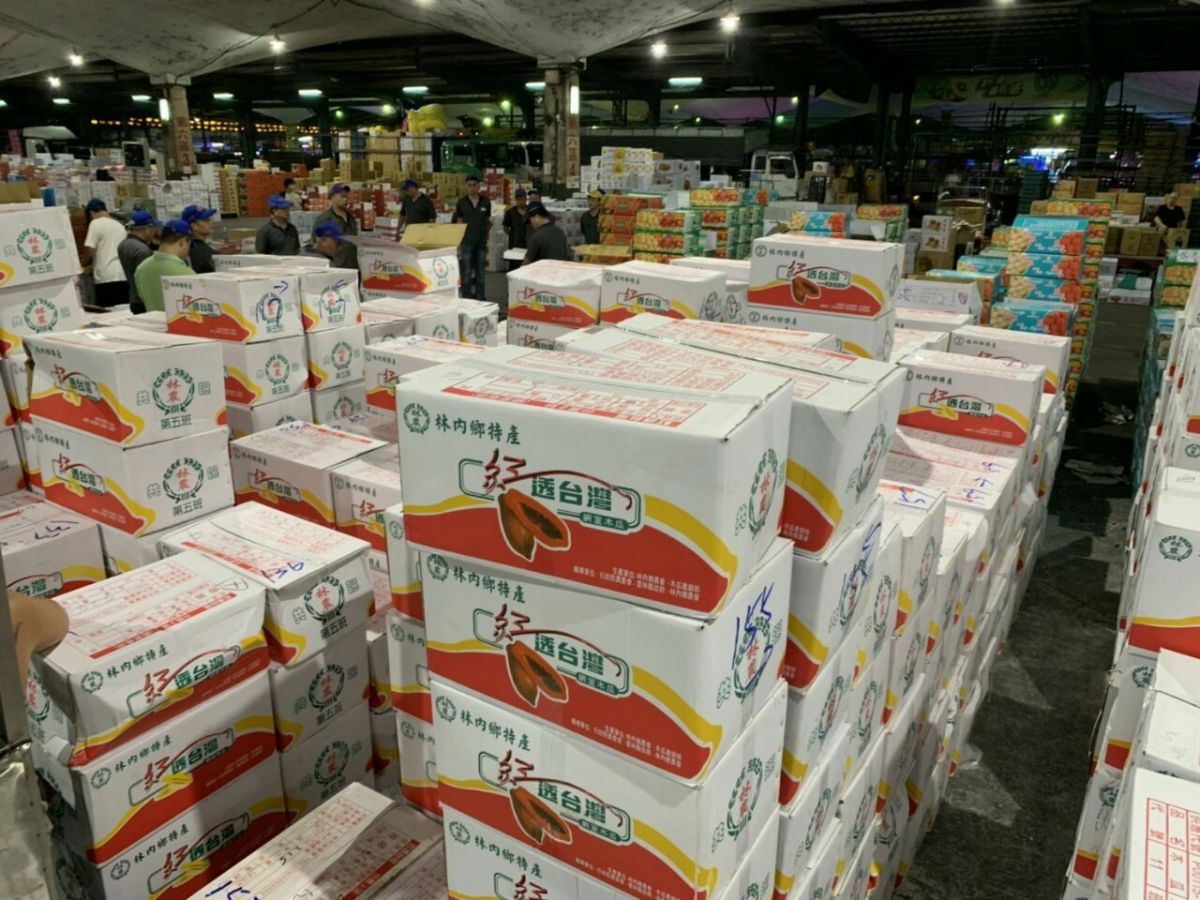 ▲購貯國產胡蘿蔔及馬鈴薯已逐日釋出，截至今日已達108公噸。（圖／台北市市場處提供）