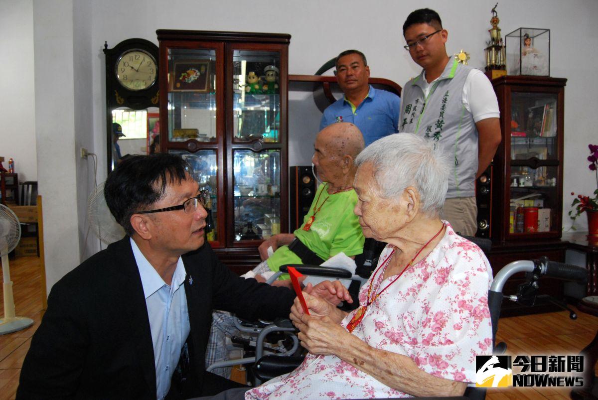 ▲市長林世賢親切問候柯堯增太太柯珠並贈紅包。（圖／記者陳雅芳攝，2019.08.29）