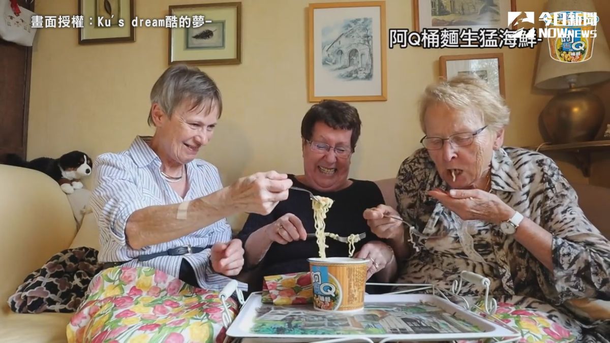 ▲ 法國阿嬤不太會用叉子吃泡麵，模樣讓網友直呼可愛。（圖／Ku's dream酷的夢- 授權）