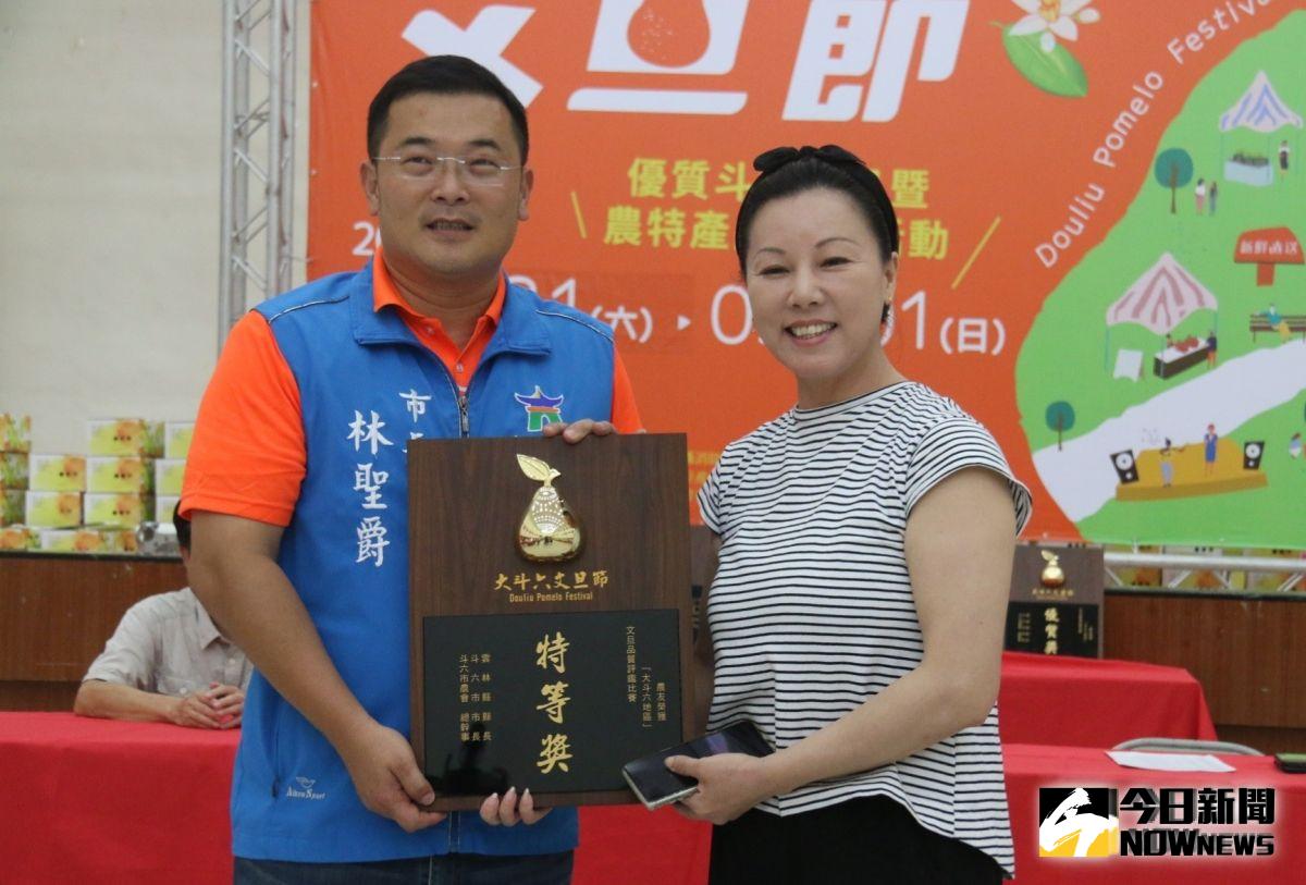 ▲文旦第三代黃燕萍勇奪特等獎，獲得斗六市長林聖爵頒獎。（圖／記者蘇榮泉攝，2019.08.29）