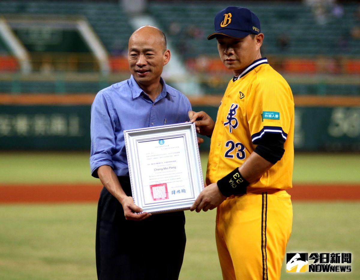 高雄市長韓國瑜頒發高雄榮譽市民給中信兄弟隊長「恰恰」彭政閔。（圖／高雄市運動發展局提供）