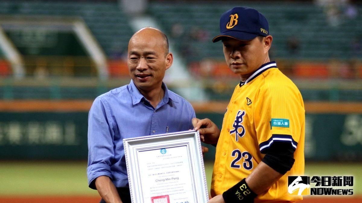 高雄市長韓國瑜頒發高雄榮譽市民給中信兄弟隊長「恰恰」彭政閔。（圖／高雄市運動發展局提供）