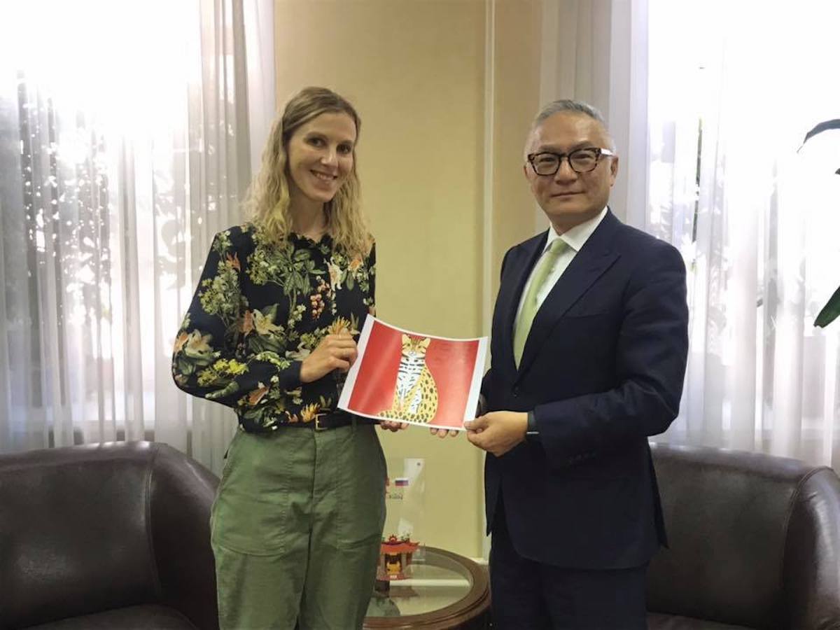 ▲俄羅斯插畫家卡佳（Катя Молодцова）特地繪製可愛「石虎」插畫免費送給台灣，我駐俄羅斯代表處也宣布，卡佳已經同意將在 9 月訪台。（圖／翻攝自臉書粉專「Представительство ТМКК в Москве 駐俄羅斯代表處」）