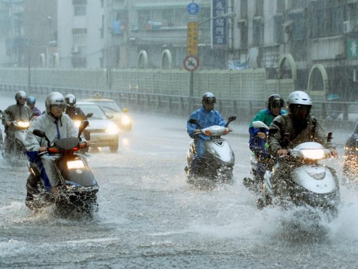 全台有雨！玲玲持續增大最快今轉中颱　3縣市大雨特報　
