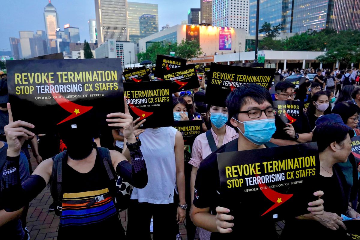 ▲香港反送中風暴持續不斷，北京當局除了以軍武威嚇，也打起溫情牌。圖為 28 日示威者上街抗議香港國泰航空疑因受壓而解雇職員一事。（圖／美聯社／達志影像）