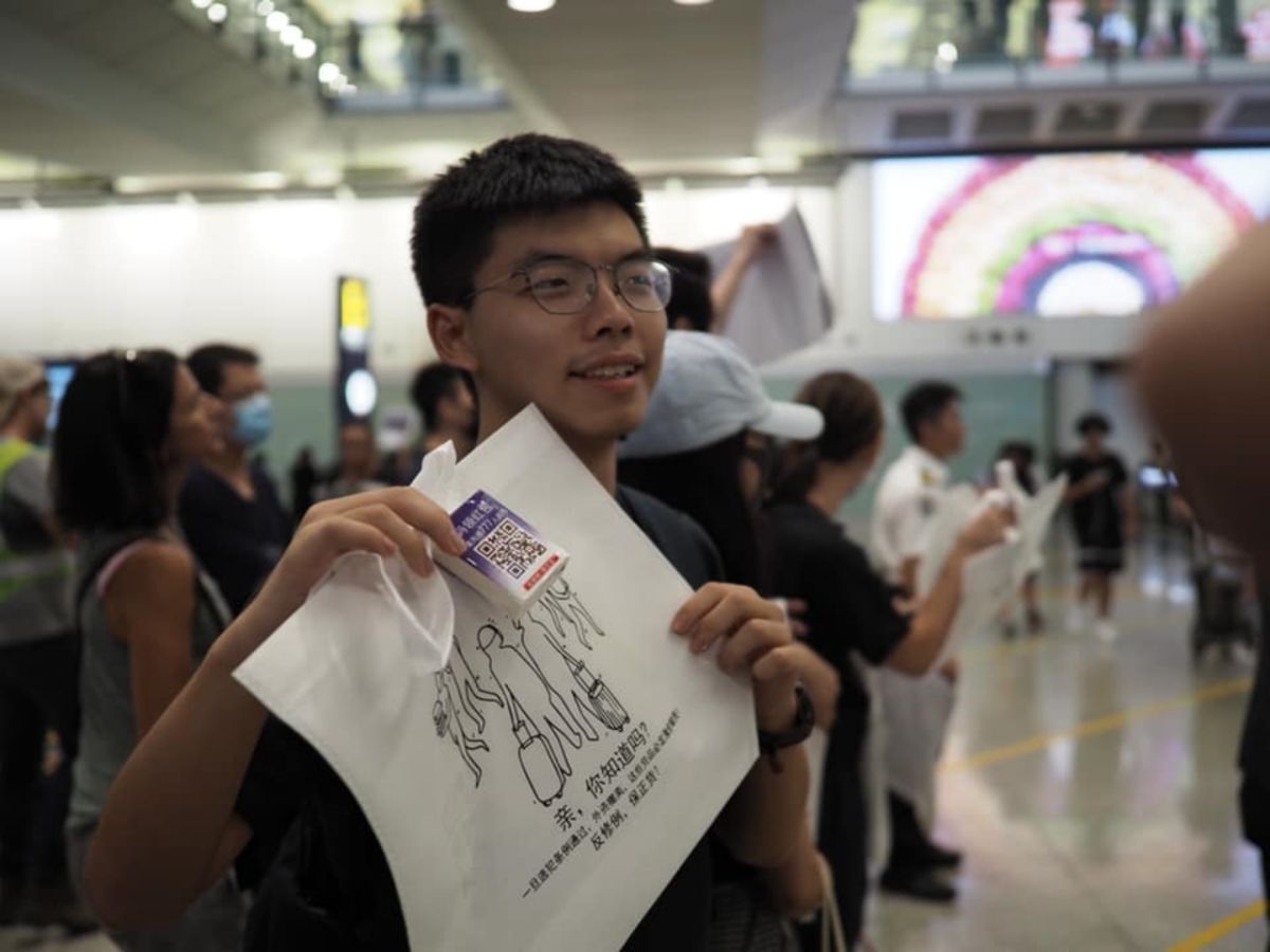 ▲包含香港眾志秘書長黃之鋒在內，數名反送中要角在 30 日被捕或遭襲。（圖／翻攝自黃之鋒臉書）