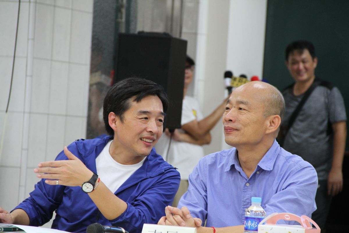 高雄市長韓國瑜疑似操勞過度，身體不適，臨時取消29日夜宿該市民家中的行程。（圖 / 高雄市政府提供）