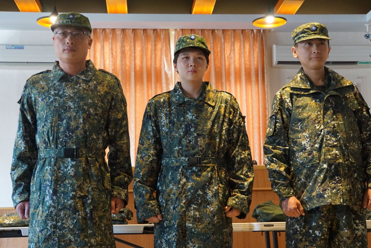 ▲國軍新換發的數位迷彩雨衣強調舒適與透氣。（圖／記者呂烱昌攝,）