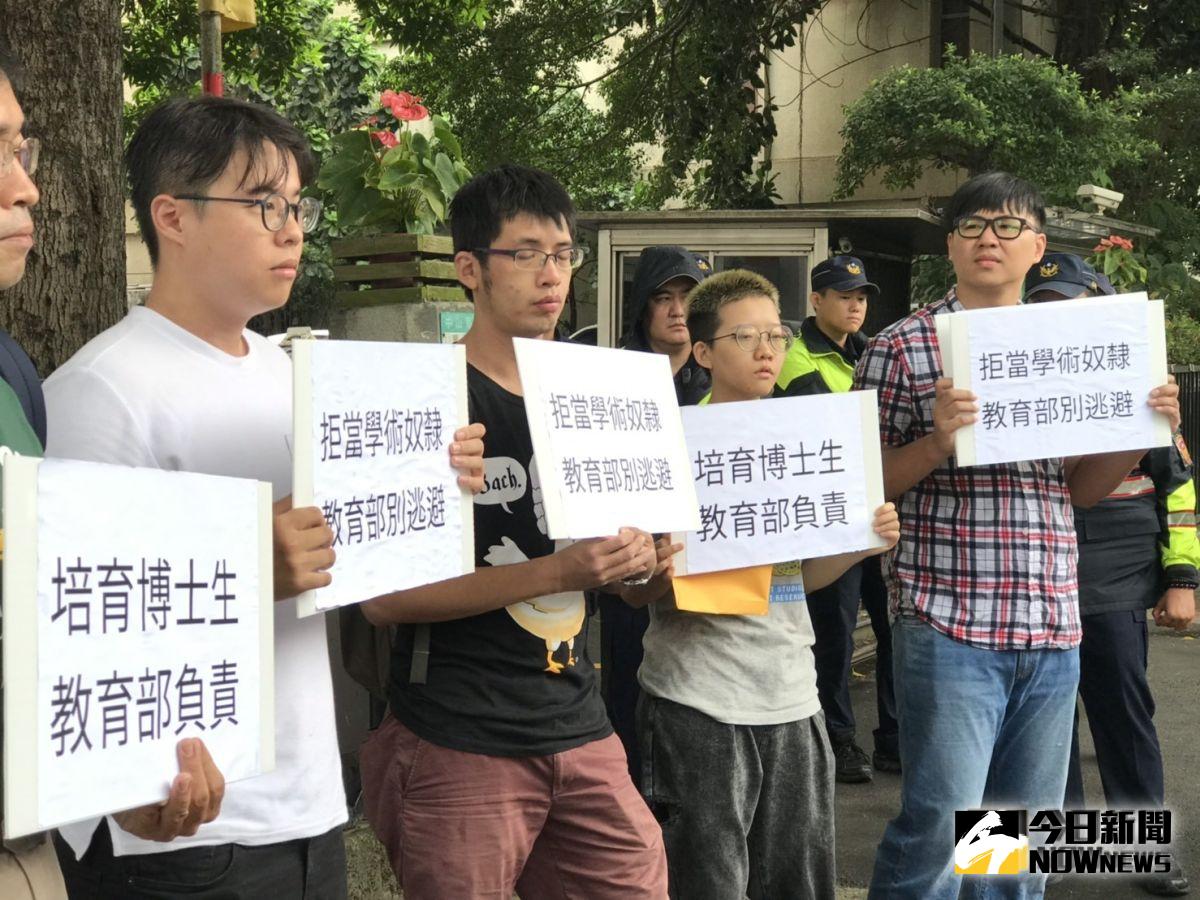 ▲學生團體今（30）日表示，擔心博士生新獎助學金刊看得到吃不到。（圖／記者黃仁杰，2019.08.30）