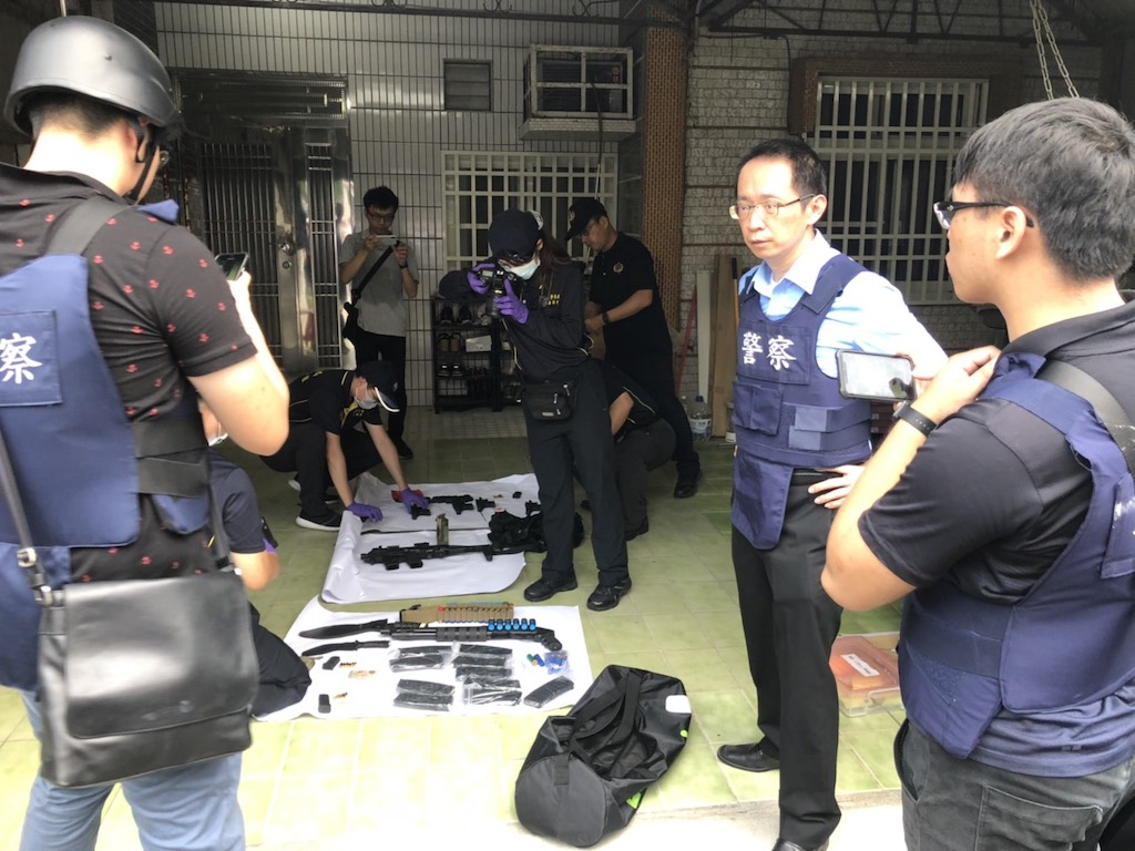 ▲嘉義縣民雄鄉槍案，陳姓涉嫌人繳交的大批槍械。（圖／記者陳惲朋翻攝）