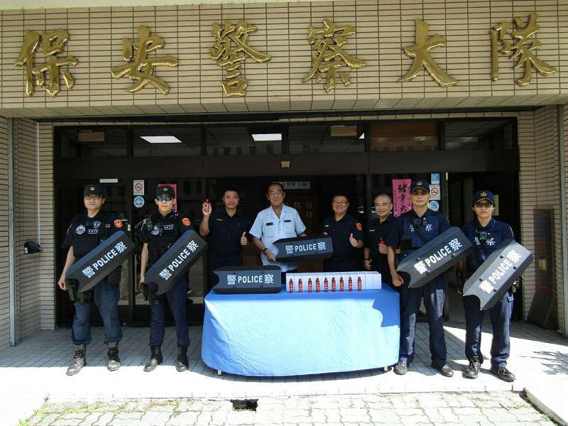 ▲犁記餅店店長張仕宗致贈台中市警局保安大隊防暴盾牌及辣椒噴霧器（圖／警方提供）