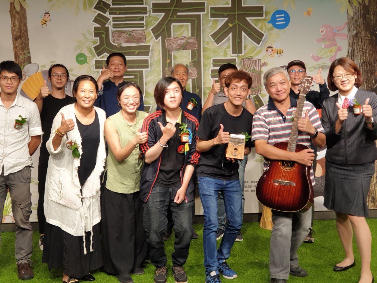 ▲網羅30位木職人舉辦的今夏有木憩巡回展，今天起在台中新光三越百貨登場。（圖／金武鳳攝，2019.8.30)