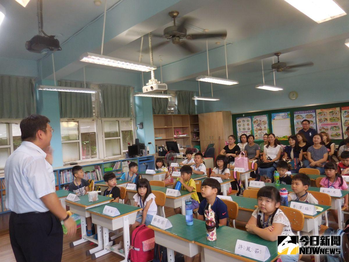 ▲八卦山上的文德國小，在開學的第一天，邀請麵包師傅到學校教導學生手作卡通創意月餅，讓學生們在開學日即早收心餅。（圖／記者陳雅芳攝，2019.08.30）