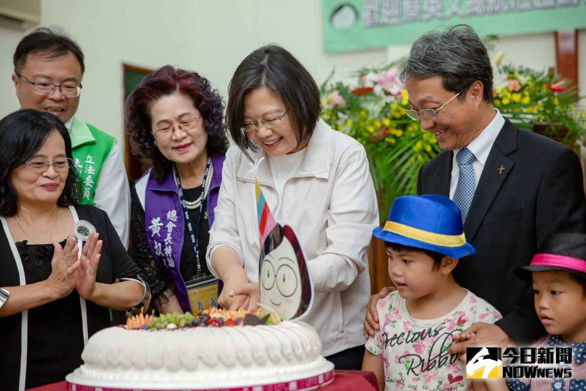 ▲香港警察30日逮捕多個年輕的社運人士，引發國際關切。總統蔡英文提醒香港政府，這種用逮捕或是鎮壓的方式，都不是解決問題的辦法，真正要做的是跟人民好好的對話。（圖／總統府提供）