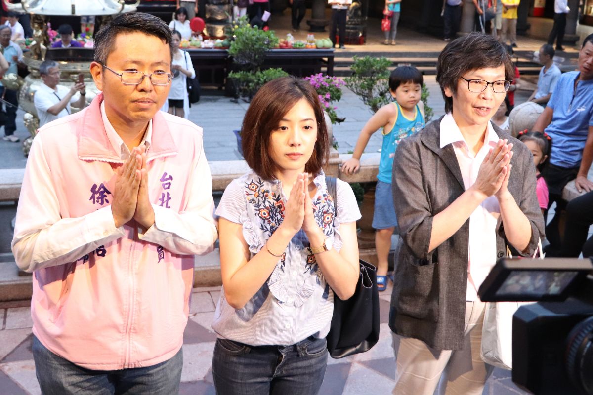 ▲蔡壁如帶黃瀞瑩走宮廟，還語帶玄機的說會「繼續敗下去」不免讓人聯想是為了黃瀞瑩的立委選戰鋪路。（圖／記者劉育辰攝 2019.0830）