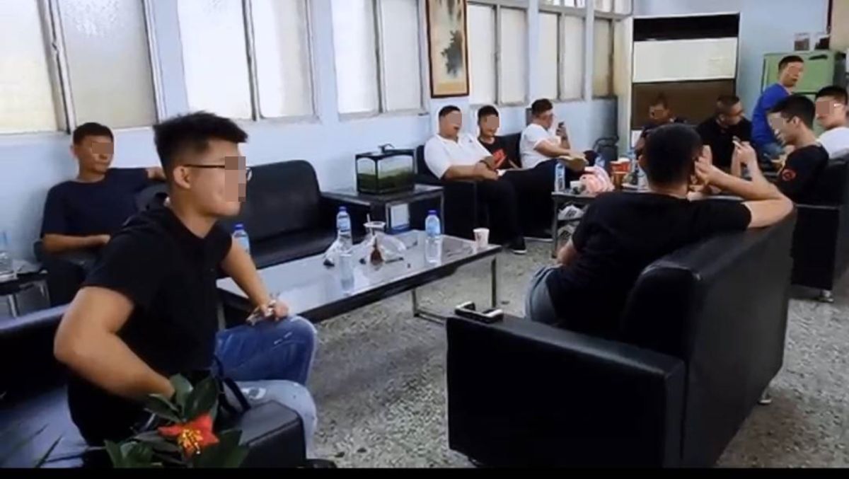 國民黨花蓮縣黨部30日遭大約30名「黑衣人」闖入並霸佔，他們除驅離黨工外，並企圖強制換鎖。（圖 / 國民黨提供）