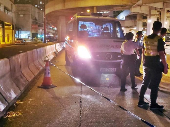 ▲香港 30 日深夜驚傳有警員遭不明男子襲擊砍傷。（圖／翻攝自巴士的報）