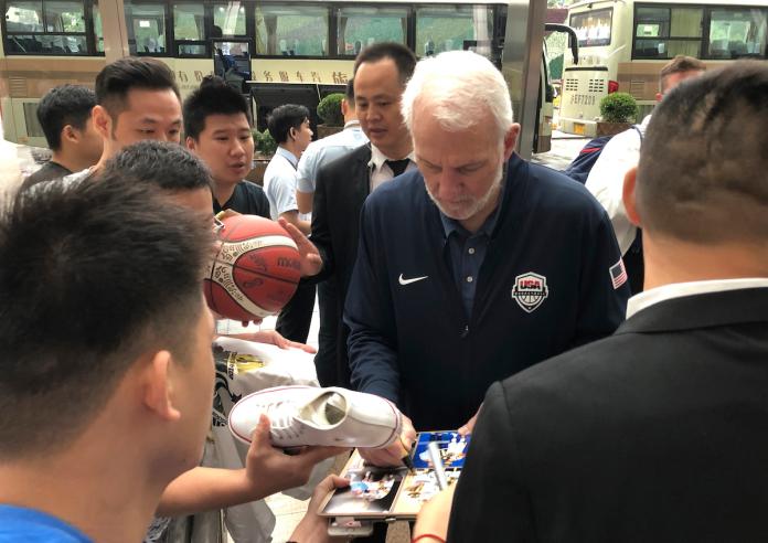 美國隊總教練Gregg Popovich為中國球迷簽名。（圖／美聯社／達志影像）