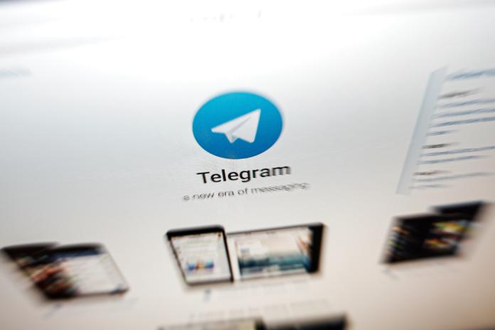 ▲香港反送中示威者愛用能加密訊息的通訊軟體Telegram。（圖／美聯社／達志影像）