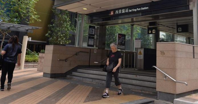 ▲港島線西營盤站下午一點半起關閉。（圖／翻攝巴士的報）