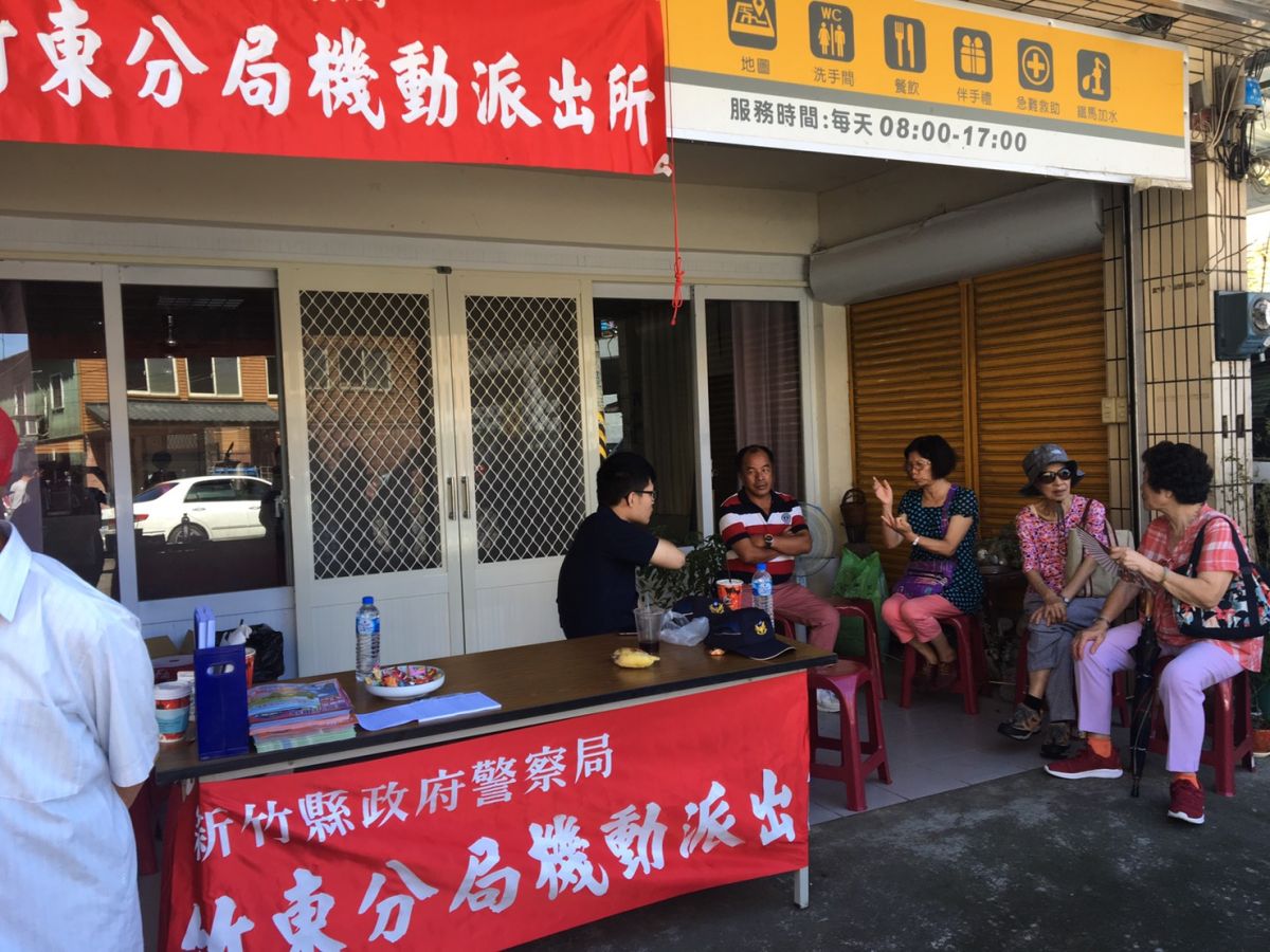 ▲竹東五指山「灶君爺」聖誕，警方設置的機動派出所意外成為打卡景點。（圖／竹東分局提供）