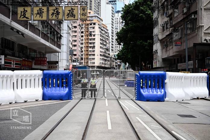 ▲香港警方在西環中聯辦一帶嚴密布防，亦在德輔道西、朝光街交界架設了水馬陣。（圖／翻攝自立場新聞）