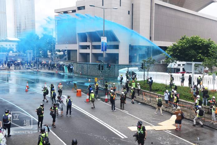 ▲香港831大遊行再次演變成衝突，港警出動水炮車清場。（圖／翻攝巴士的報）