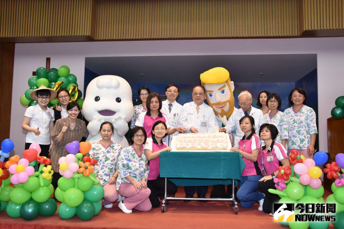 ▲彰基兒醫新生兒加護病房歡度40歲生日，大夥一同分享生日蛋糕。（圖／記者陳雅芳攝，2019.08.31）