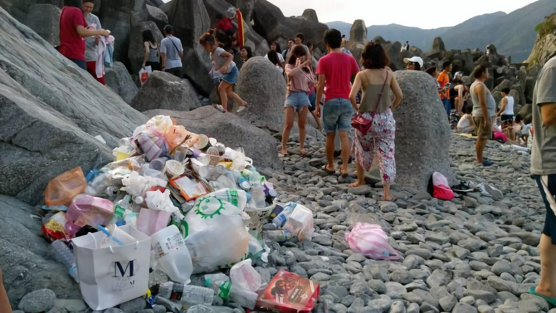 秘境瘋打卡，環境破壞誰來擔？（圖片來源：Vox新聞網Youtube影片，What happens when nature goes viral?截圖）