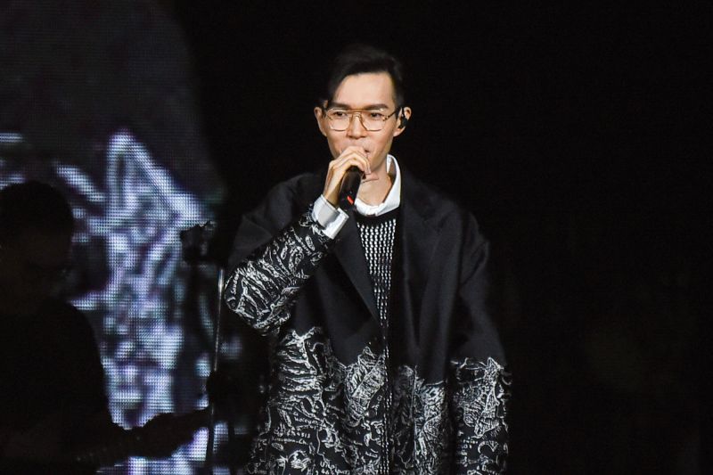 方大同患氣胸「巔峰期淡出歌壇」！PTT刷一排RIP哭了：最可惜歌手