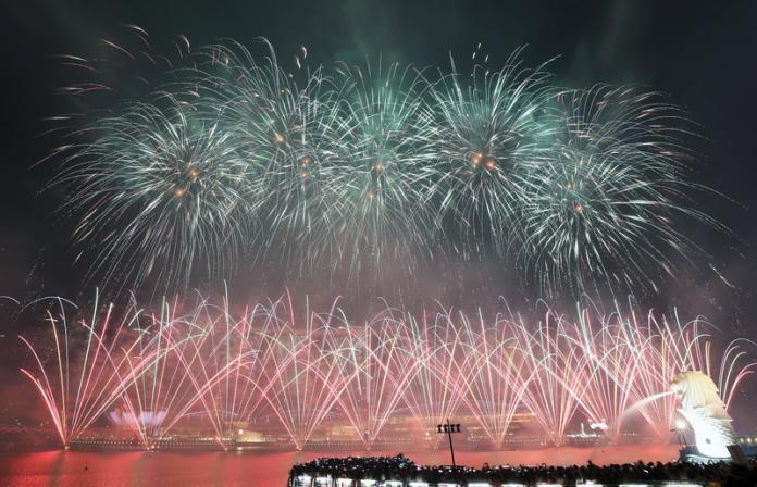 ▲新加坡慶祝建國54週年國慶日，濱海灣區及新加坡河的璀璨奪目煙火秀，在新加坡夜空中綻放。中央社資料照。