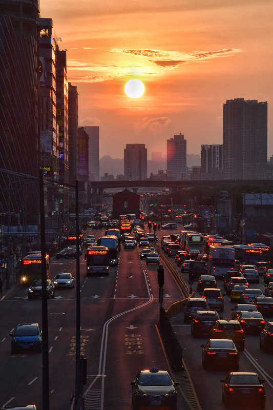 ▲一名網友在 PTT 提問「為何台北忠孝西路禁行機車？」釣出知情人揭密。中央社記者徐肇昌攝  108年8月11日