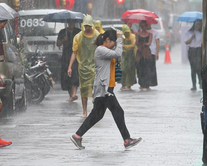 中央氣象局18日針對全台20縣市發出大雨或豪雨特報，受到西南風及對流雲系發展旺盛影響，易有短時強降雨，提醒民眾慎防劇烈降雨。中央社記者謝佳璋攝  108年8月18日