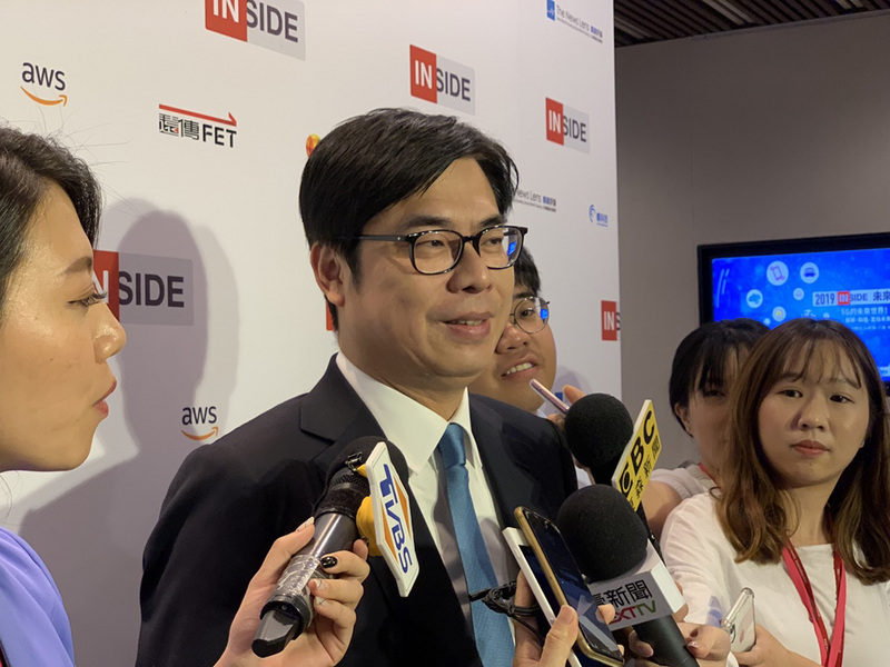 行政院副院長陳其邁（中）23日出席INSIDE未來日發表「5G與台灣產業鏈的緊密關係」演說，會前受訪表示，5G對台灣資通訊產業相當重要，尤其在半導體和未來的應用服務，台灣都有很強的實力。中央社記者吳家豪攝 108年8月23日