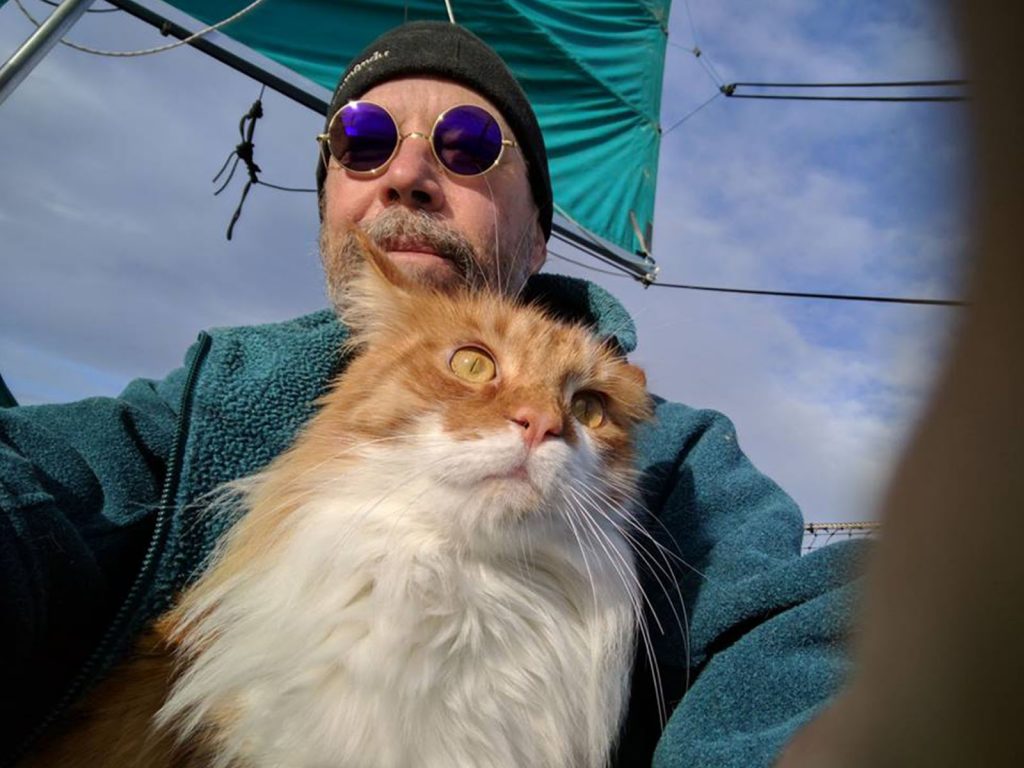 Skatty小小年紀就跟隨保羅一起踏上航海的生活。 (圖/Paul J. Thompson) 