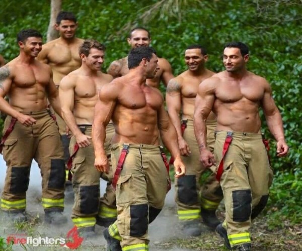 天菜組合！澳洲消防員露胸肌合體萌毛孩　賣月曆做公益
