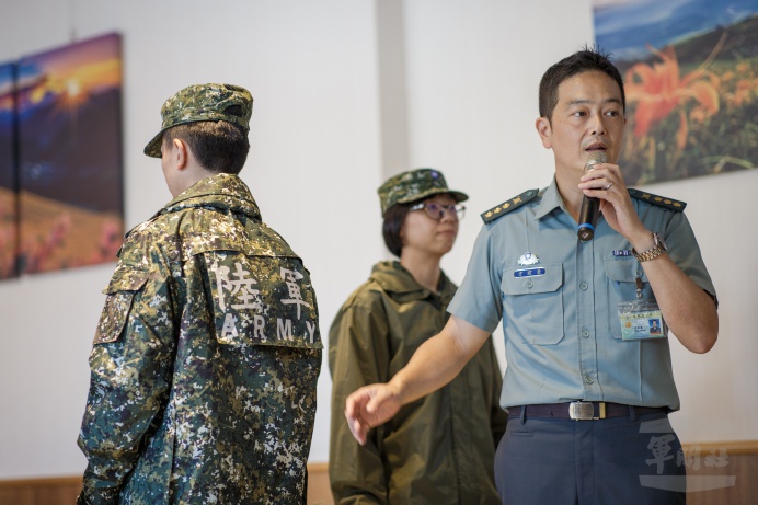 ▲ 陸勤部舉辦記者會，展示三款新式雨衣，圖為士兵穿著的兩截式雨衣，「陸軍」兩字採用反光設計，讓官兵夜間執行任務時提高安全性。（軍聞社記者葛芃欣攝）