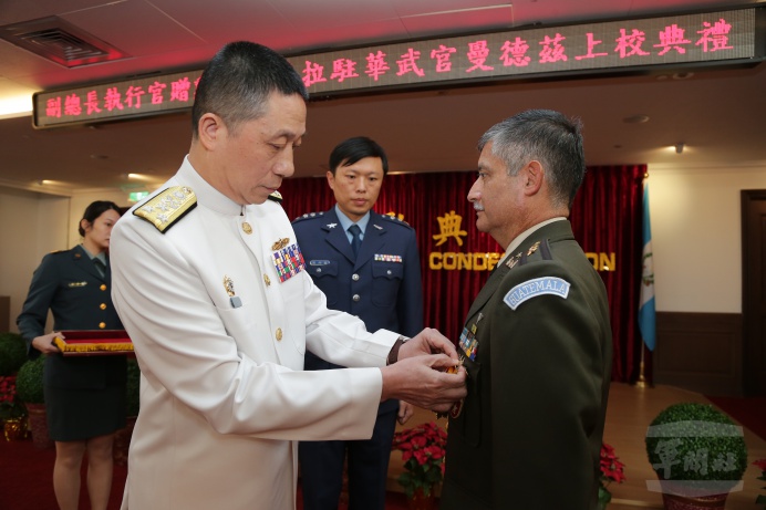 ▲ 副參謀總長執行官劉志斌上將27日頒贈瓜地馬拉駐華武官曼德茲上校「六等雲麾勳章」，表彰他促進雙方軍事交流合作的卓著貢獻。（軍聞社記者陳映竹攝）