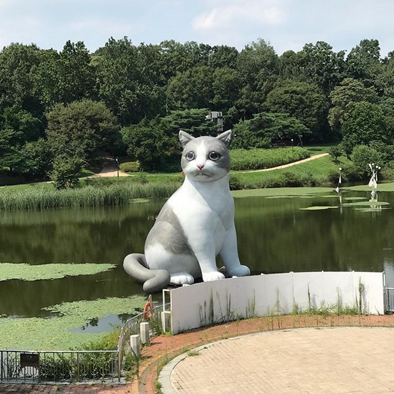 貓星人降臨！韓國公園驚見10公尺巨獸　不分晝夜攻略地球人的心