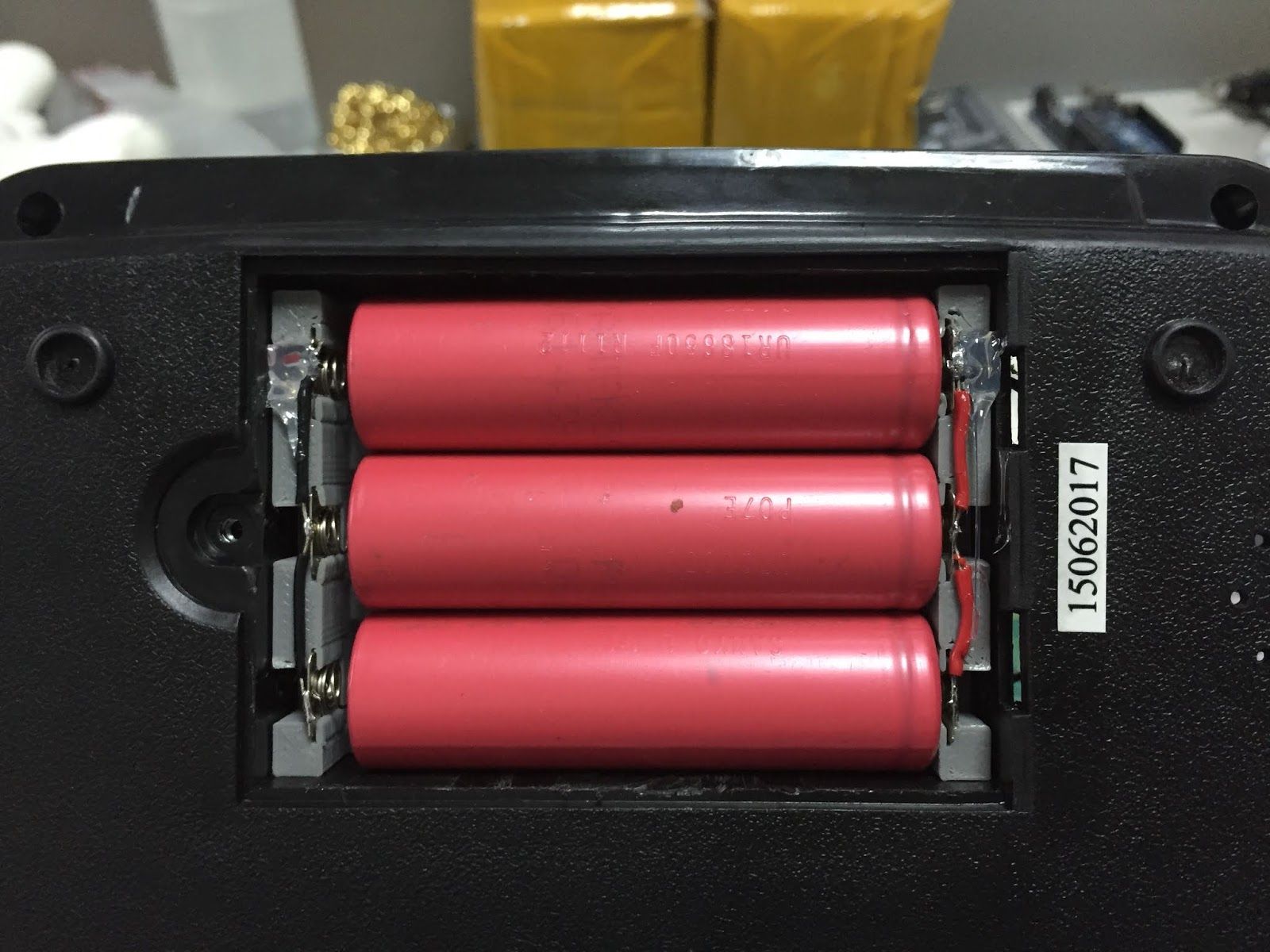 自製3D列印電池盒，並使用3顆18650充電電池供電。