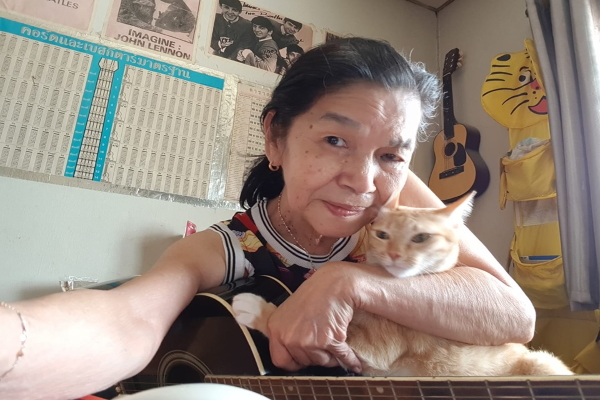 吉娃娃饋頭、貓咪伴唱　潮嬤彈吉他影片超吸睛！