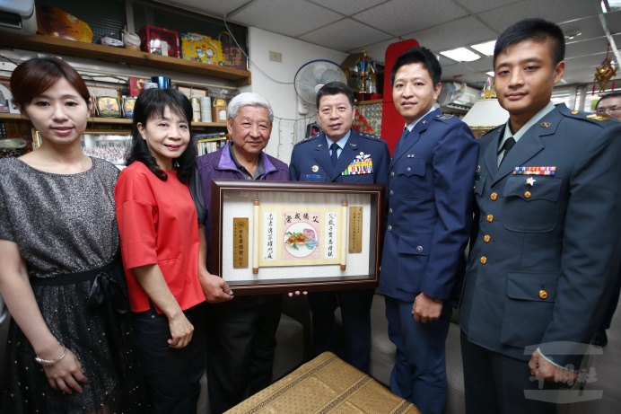 ▲ 國防部副部長張哲平上將頒贈國軍模範父親林禎吉「父德咸崇」賀屏。（軍聞社記者李一豪攝）