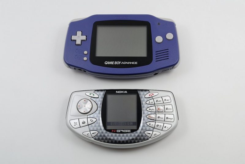 ▲和對手Game Boy Advance擁有獨立按鍵對比之下，N-Gage堅持保有手機的設計。