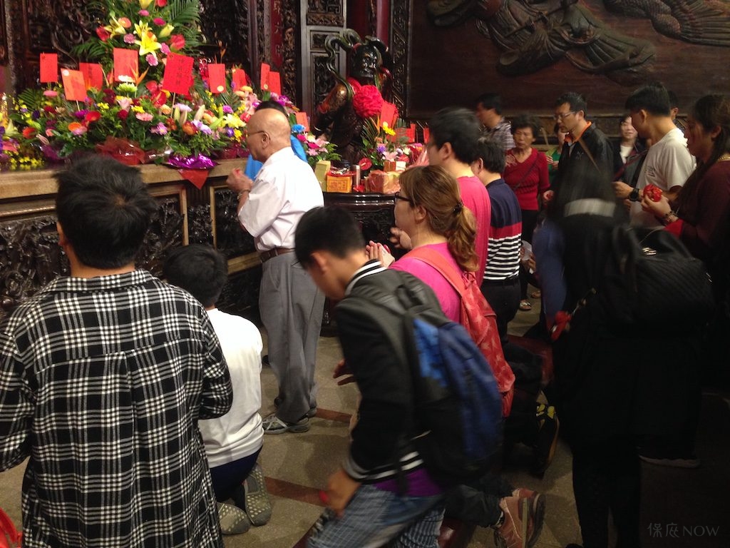 大甲鎮瀾宮信眾虔誠拜神。（圖／記者連宜方攝）