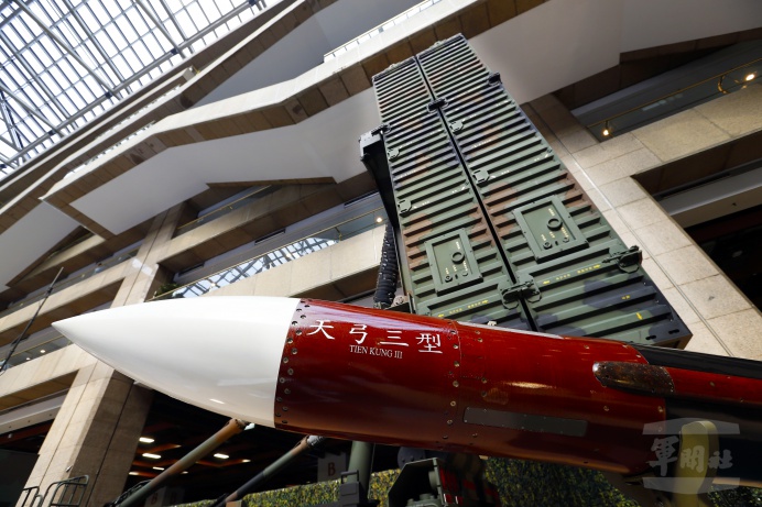 ▲ 軍聞社卓以立