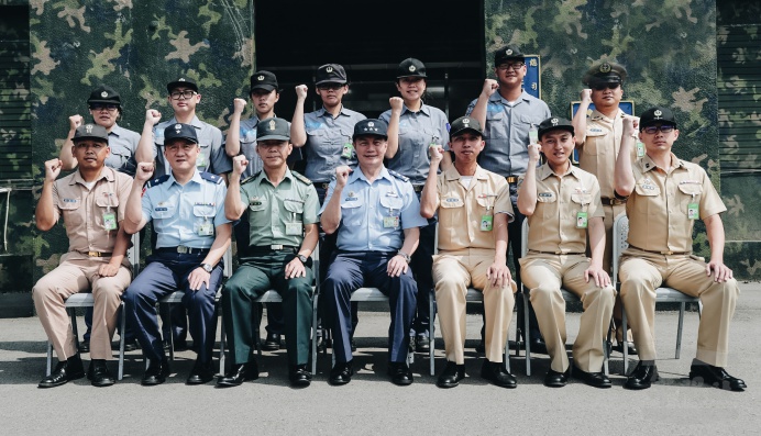 ▲ 國防部參謀總長沈一鳴上將17日與基層官兵合影，提前祝賀中秋佳節快樂。（軍聞社記者林澤廷攝）