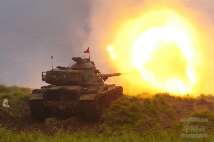 ▲ 澎防部清晨實施「聯合反登陸作戰訓練」實彈射擊，M60A3戰車朝目標區射擊。（軍聞社記者周昇煒攝）